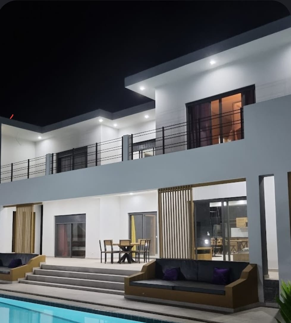 Villa Aldiana Construction au Sénégal — façade en ambiance nocturne