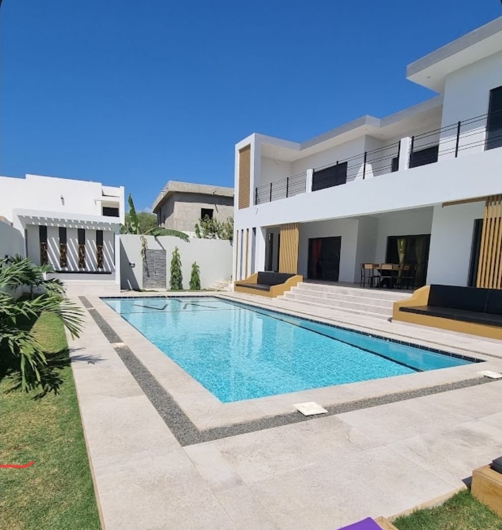Villa Aldiana Construction au Sénégal — façade et piscine