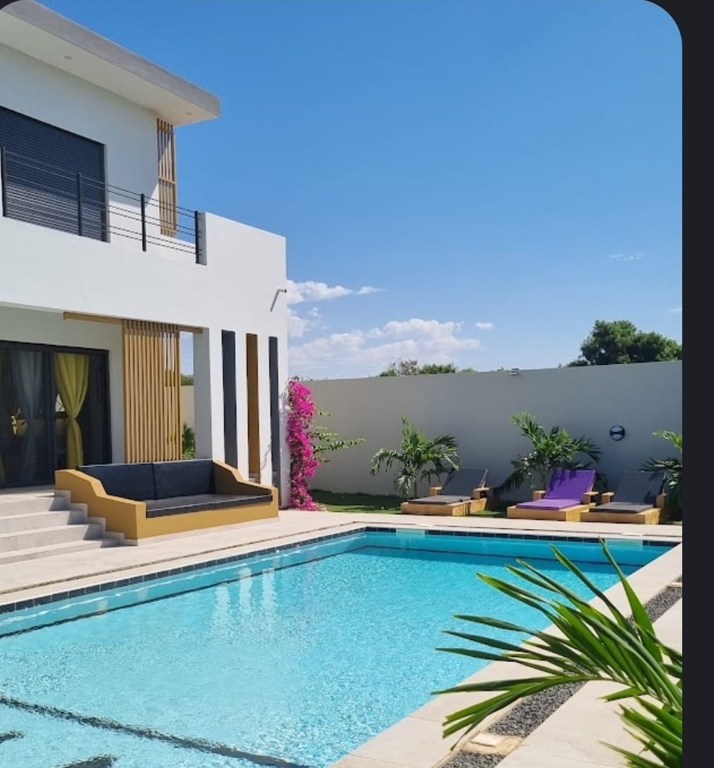 Villa Aldiana Construction au Sénégal — piscine et jardin paysager