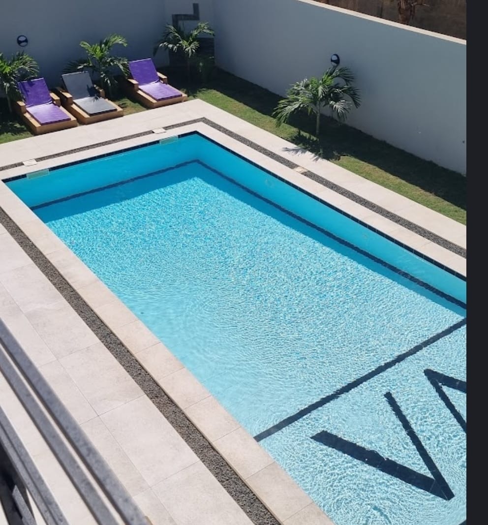 Villa réalisée par Aldiana Construction — vue aérienne de la piscine