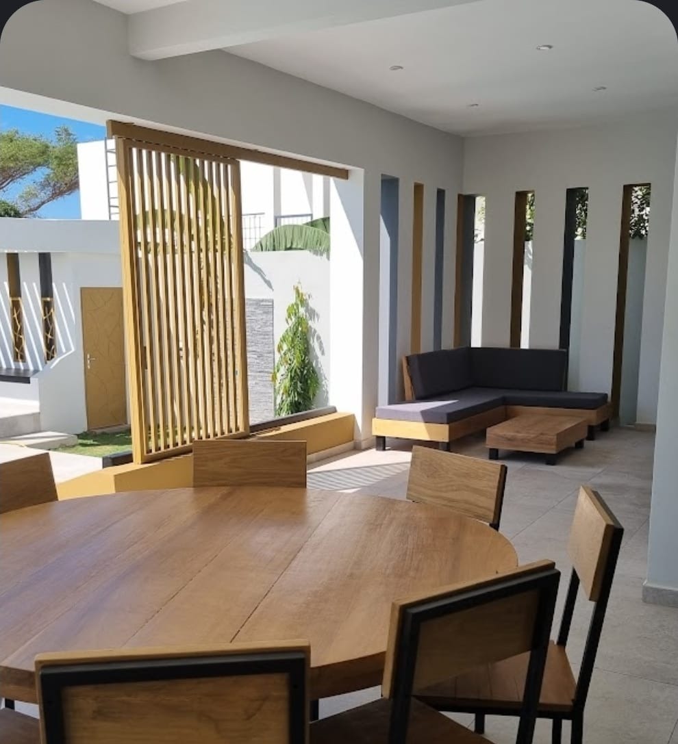 Villa Aldiana Construction au Sénégal — terrasse couverte et salon extérieur