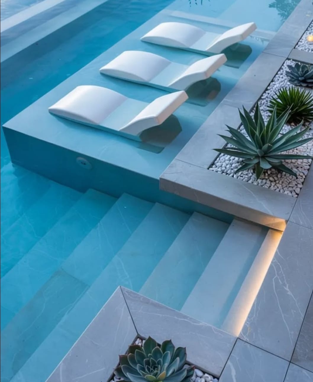Détail d'une terrasse et piscine rénovée par Aldiana Construction